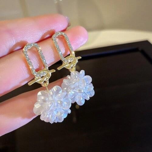 2021New Trendy Zinc Alloy White Flower Earrings For Women Korean Fashion Charm Lady Party Luxury Classic Drop Earrings Jewelry