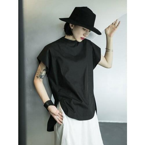 Simple Hong Kong style designers slit loose short-sleeved t-shirt