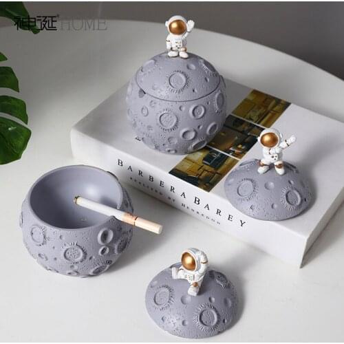 Astronaut with Lid Ashtray Home Living Room Coffee Table Vertical Ashtray Gift Boyfriend Heat-resistant Ashtray Ornaments
