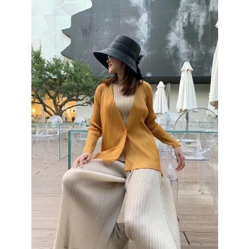 HOT SELLING Miyake new folds soild v-neck single button slim long sleeve coat IN STOCK