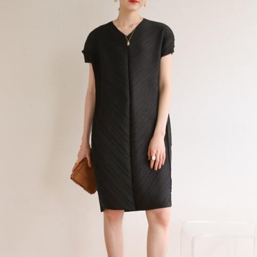 The new summer 2021 Issey Miyake Pleats a lifetime of fashion personality V-neck dress Pleats