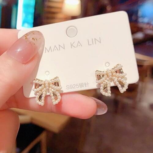 New tide harbor wind Hepburn pearl bowknot earring is elegant and delicate earring is acted the role of female