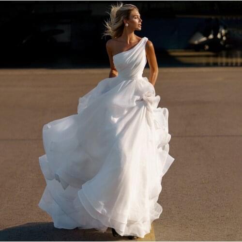 White One Shoulder Organza Wedding Dress Pleated Pick-Ups Simple Beach Long Elegant Princess Bridesmaid Bridal Gown with Train