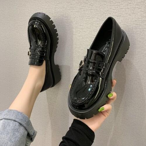 Women Platform Loafers Black Patent Leather Slip on Shoes Heart Metal Woman Boat Shoes Retro Square Heeled Ladies Shoes 8576L