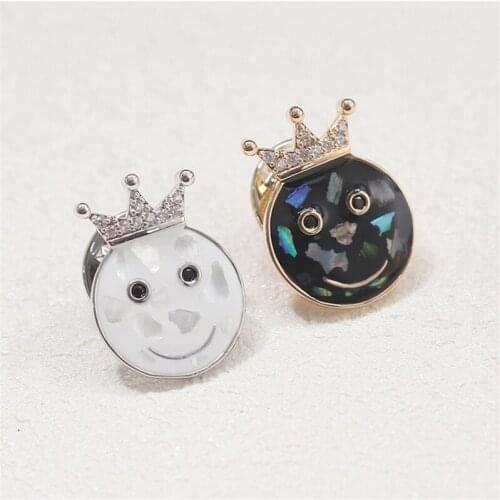 Fashion Smiley Brooch For Men Women Gifts Cute Badge On A Backpack Black White Enamel Pin Personality Alloy Crown Brooch Jewelry