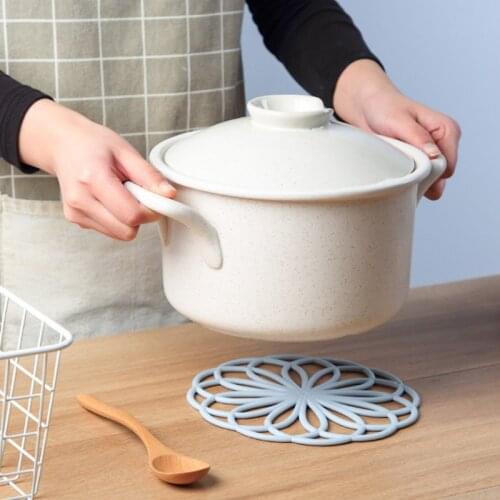 1Pcs Heat-insulated Placemat Hollow Design Dinner Table Mat Flower Shape TPR Cup Pad Portable Non Slip Table Decoration