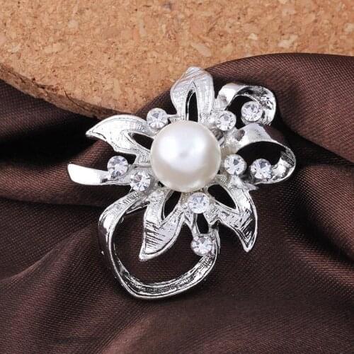 High Quality Sleek Shining Big Simulated Pearl Rhinestone Flower Silver-color Brooches for Women Brooch Lapel Pins Jewelry