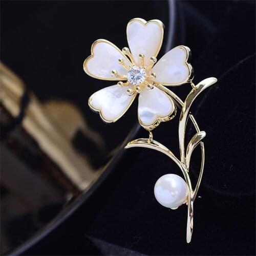 Beautiful White Natural Shell Flower Brooches for Women Wedding Party Jewelry with Pearl Brooch Pins Birthday Gift Female Broche