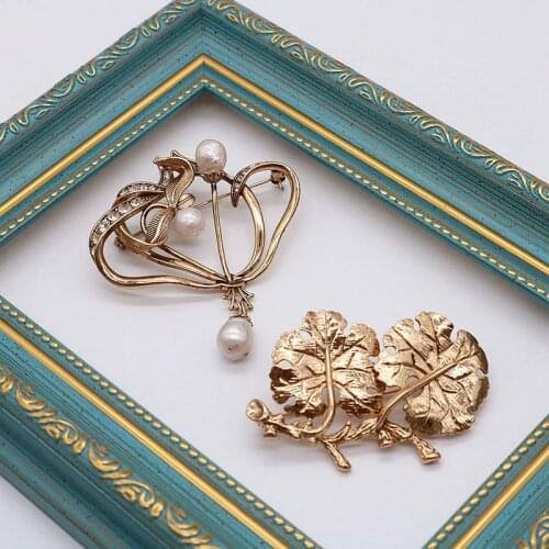 Retro Brooches Flower Copper Material Vintage Natural Pearls Pins Jewelry Decoration