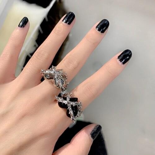 2021 New Design Punk Gothic Thorns Black Silver Color Heart Metal Opened Ring For Women Girls Party Jewelry Accesspries