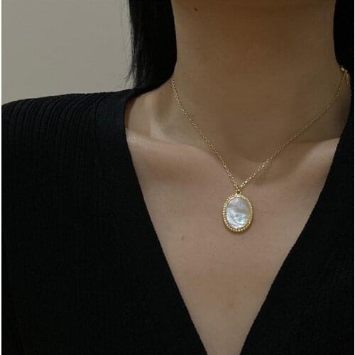 Fashion Retro Natural Shell Oval Pendant Clavicle Chain Necklace Simple Golden Leaves Pendant Necklace Women Jewelry Gift