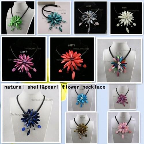 New Arriver Wedding Pary Ladys Gift Jewelry Natural Shell Mop Flower Freshwater Pearl Necklace Black Rope Leather Necklace