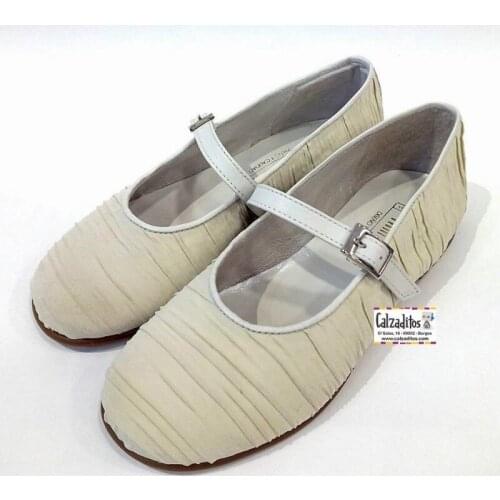 Girls communion shoes in leather and lined in Twin Pass beig pleated fabric