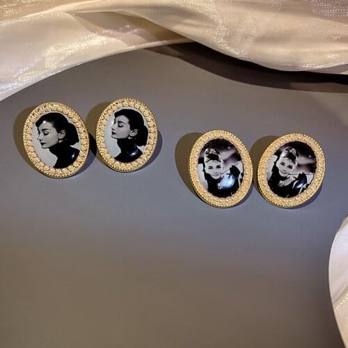 2021 New Retro Audrey Hepburn Avatar Stud Earrings Female Temperament Pearls Geometric Oval Earring for Women Party Jewelry