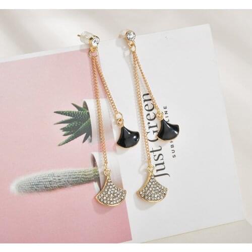 UAM New Simple Europe and the United States white long earrings tassel fan-shaped tassel earrings 2020 wild temperament earrings