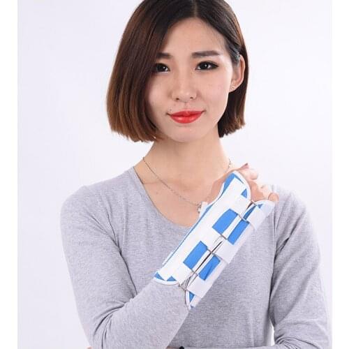 Wrist fracture fixed with foot radius fracture surgery gear hand hand wrist cuffs with a breathable neck splint