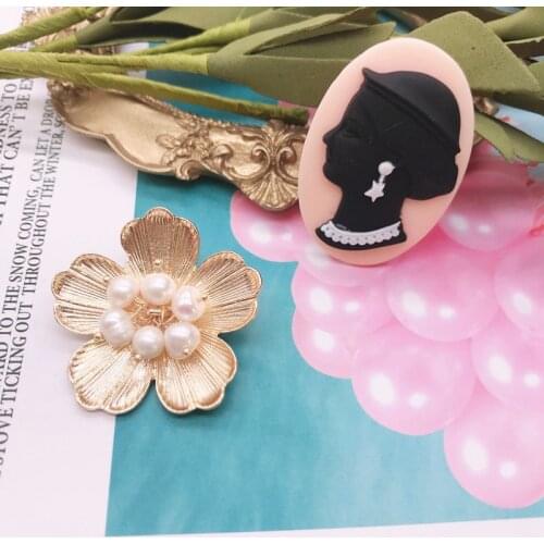 Flower Alloy Freshwater Natured Pearls Brooches Pins Human Face Resin Abstract Accessories For Women