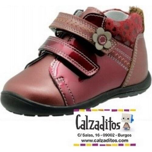 Baby booties in napa and burgundy patent leather with two fleece, from Andanines