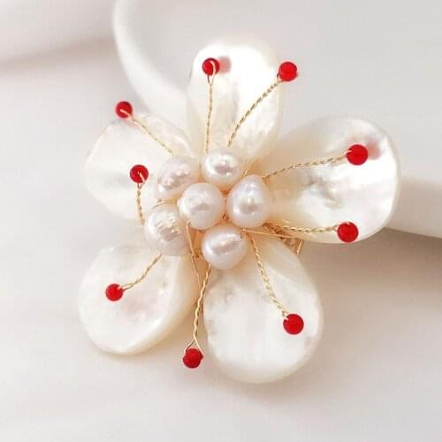 MOGAKU Natural Fritillaria Shell Brooches Fashion Handmade Flower Pearl Lapel Pins Women Party Banquet Elegant Corsage Brooch
