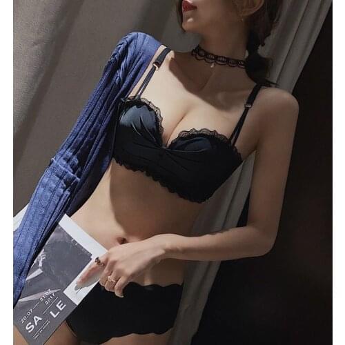 Lovely seamless underwear small breasts gather with a tube top girl suit to receive a pair of breasts and hold Japanese bea bra