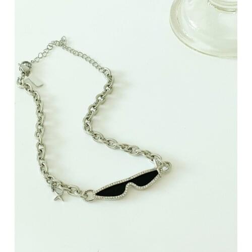 Origin Summer Hip Hop Black Color Enamel Sunglasses Pendant Necklace for Women Chunky Chain Shiny Rhinestone Choker Necklaces