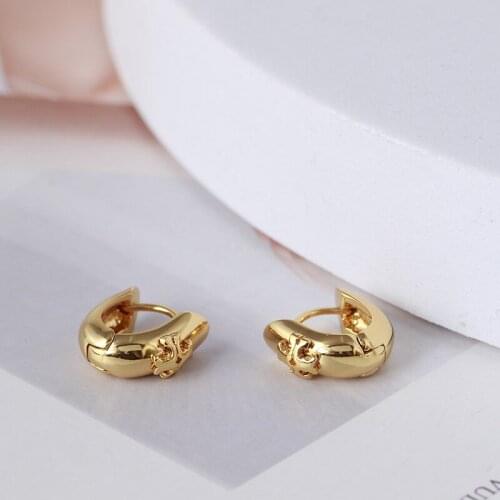 Metallic cold wind inlaid logo small ear hoop commuter earrings