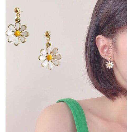 Sweet Daisy Korean Earrings For Women Teen Girls Simple Korean Fashion Ear Clips Studs Party Jewelry Summer Wearing Gifts