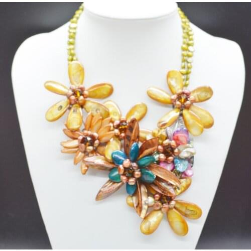 Exquisite. Beautiful natural pearl shell flower necklace 20"