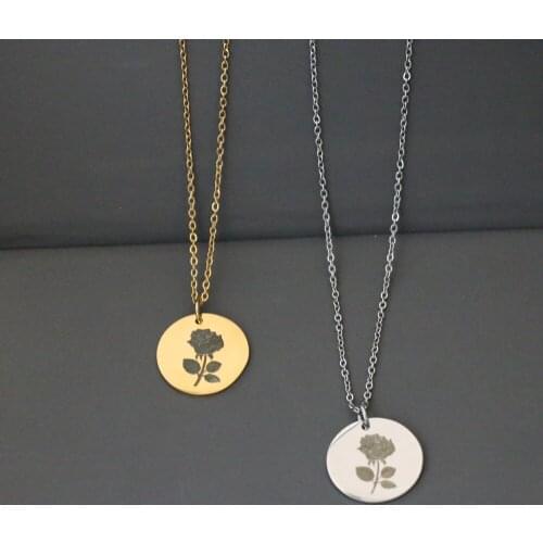 Cute Stainless Steel Glossy Flower Pattern Carved Pendant Drop Necklace for Women Trendy Gold Color Round Tag Choker Jewelry