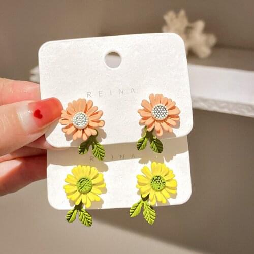 Flower earrings 2021 new wave shape asymmetric delicate small daisy earrings female ear jewelry Fashion Stud Earrings