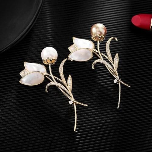 Delicate Beautiful Shell Tulip Flower Brooches with Brown Pearl for Women Coat Sweater Elegant Jewelry Brooch Pin Accessories