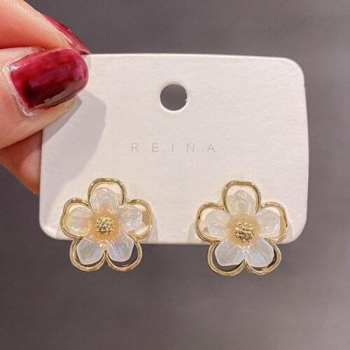 Korean Version Of The New Earrings Shell Flower Temperament Net Red Personality Womens Fashion Simple Wild Petal Earrings