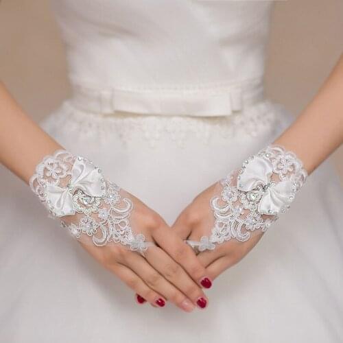 White Fingerless Bridal Gloves Elegant Short Wedding Gloves for Bride Crystals Rhinestone Bowknot Lace Glove Wedding Accessories