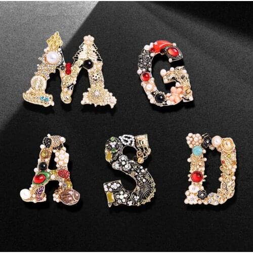 Fashion Unique Design Initial Name Letters Brooch Retro Gem Pearl Crystal Enamel Brooch Pin Women Mens Clothes Decrotion Pins