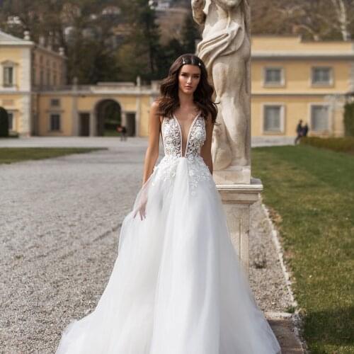 Sexy V Neck Sleeveless Wedding Dress 2021 Vestido de noiva Vintage Lace Top Lace Appliques Backless Bridal Dresses Tulle