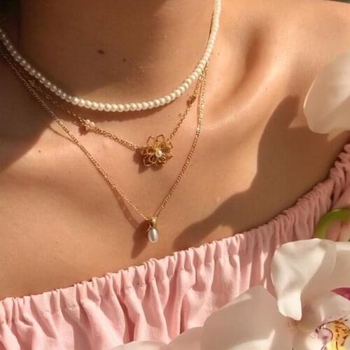 2021 New Temperament Pearl Charm Pendant Necklace Pearl Gold Figaro Chain Lover Flower Necklace For Women Girl