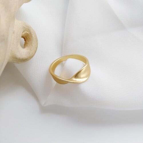 Fashion Simple Single Ring Metal Alloy Matte Golden Plating Color Finger Rings for Women Jewelry Party Wedding Gifts Wholesale