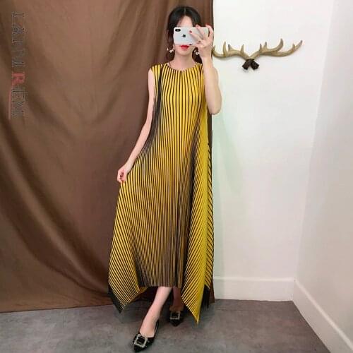 LANMREM 2021 New Summer Round Neck Sleevelss Dress Striped Pleated Vintage Asymmtrical Dresses Female Long Length PD640