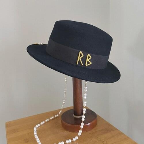 Autumn Winter Hepburn Style Flat Top Wool Fedora Hats For Women Pearl Chain Letter Felt Hat Black White Hat Sombrero Mujer Bone