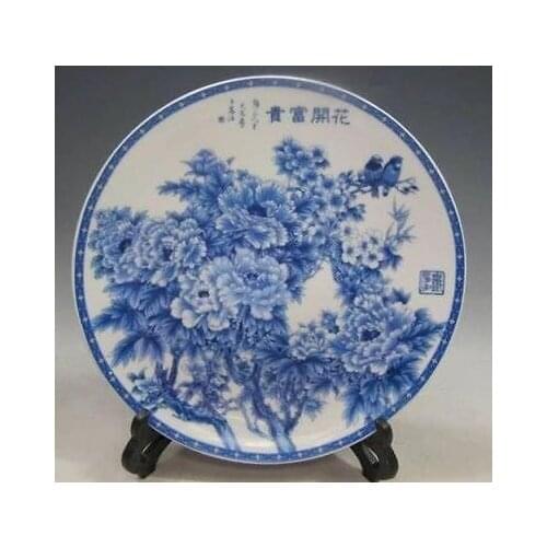 Exquisito chino clásico azul y blanco porcelana pintada Placa de peonía con marca Qianlong
