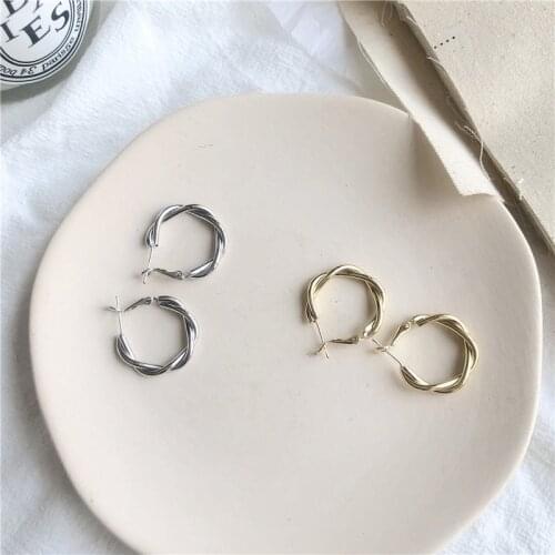 Mahua Earring Rose Gold Circular Earring Temperament Girl Needle Cold Wind Geometric Personality White Stud Earrings