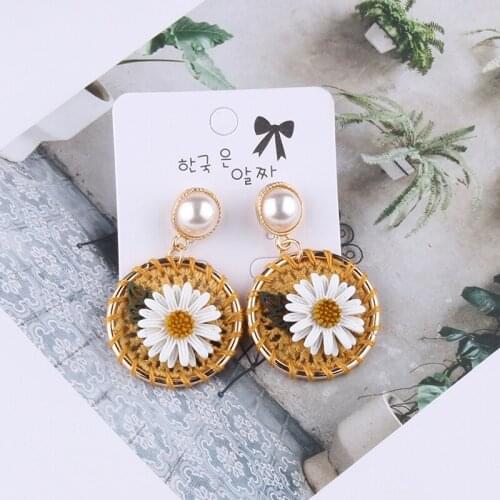 Dvacaman Korean Daisy Sun Flower Earrings for Women Simulated Pearl Bridal Drop Earrings Handmade Weave Jewelry Accessories AG50