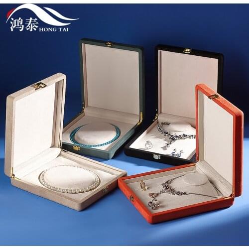 Microfiber necklace box with metal buckle jewelry jewelry box jewelry necklace storage display box can be customized logo
