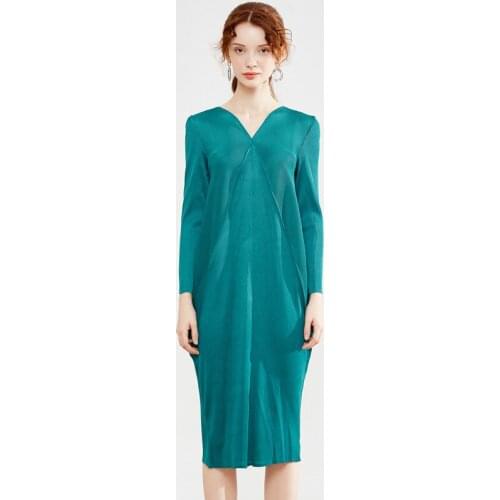 2020 fall women dress V-neck slim long-sleeved dress temperament plus size dress Miyake pleats Aesthetic indie clothes
