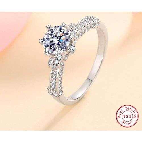 Geoki 925 Sterling Silver Perfect Cut Passed Diamond Test 1 ct D Color VVS1 Moissanite Queen Ring Luxury Wedding Jewelry Gift