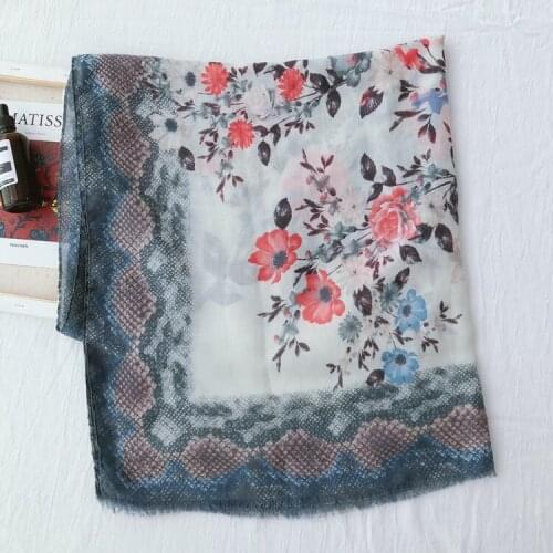 2019 New Fashion Ombre Flower Print Scarves Shawl Trendy Floral Snake Skin Fringe Scarf Wrap Hijab Foulard Muffler Free Shipping