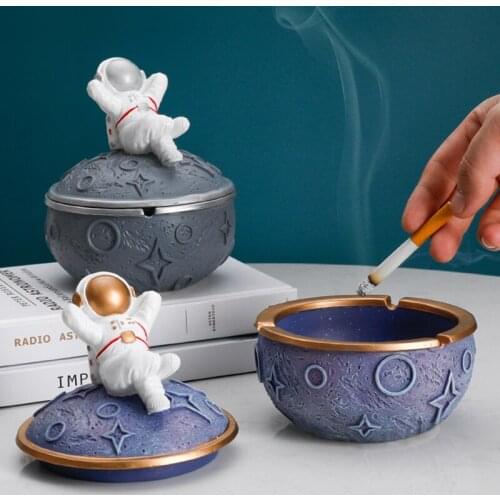 Vertical Ashtray Astronaut Sculpture Desktop Decoration Portable Ashtray Candy and Dried Fruit Storage Box Gift for Boyfriend