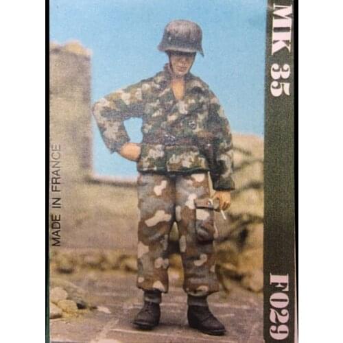 1/35 A smoked soldier Resin kit soldiers GK Military theme of WWII Scene combination Uncoated No colour