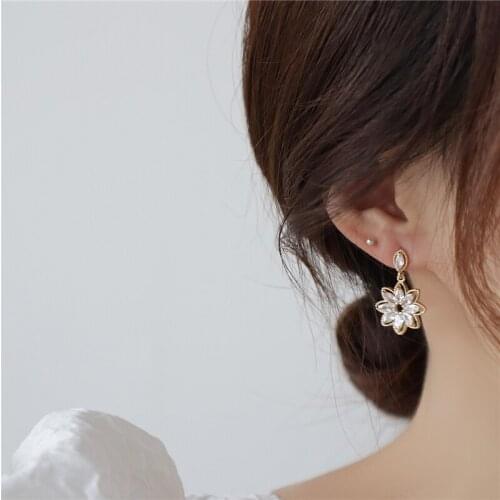 Vintage Flower Earrings For Women Golden Delicate Korean Earring Ladies Zirconia Hollow Lace Stud Earring Brincos Bijoux Gift
