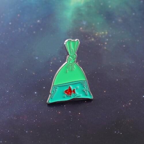 Kawaii Fish Enamel Brooch Put Red Goldfish Into Green Bag Cartoon Dream Jeans Backpacks Lapels Leather Badge Childrens Jewelry